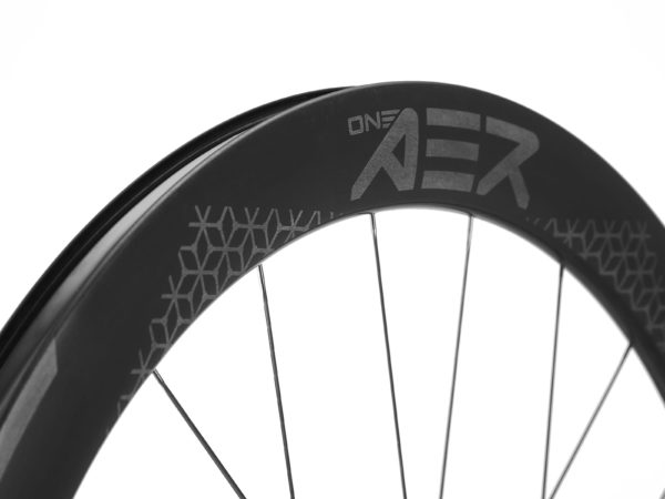 ONEAER-DX5 Weight :1370 grams Rim Height :48 mm Brake Type :Disc Brake Tubeless Ready (TLR) :Yes Clincher (inner-tubes)： Yes Hub :DT SWISS 240 EXP Spoke :SAPIM CX-RAY