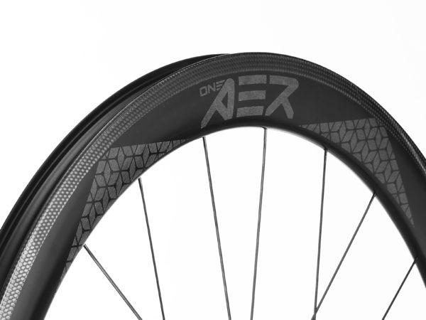ONEAER RX5 WEIGHT :1420 GRAMS RIM HEIGHT :48 MM BRAKE TYPE :RIM BRAKE TUBELESS READY (TLR) :YES CLINCHER (INNER-TUBES)： YES HUB :DT SWISS 240 EXP SPOKE :SAPIM CX-RAY